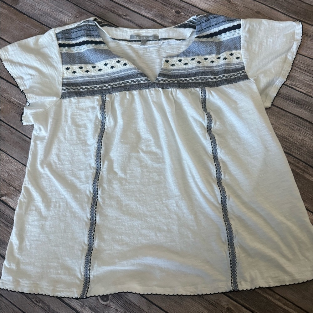 White Daniel Rainn top size Large